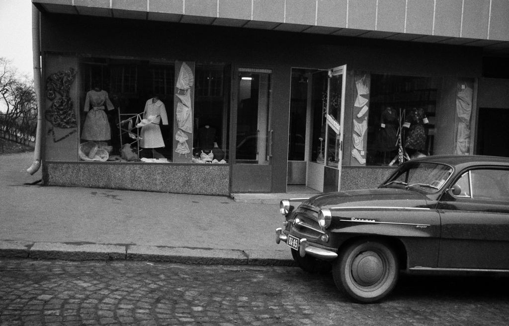 Porthaninkatu 13, naisten vaatetusliikkeen ikkuna.