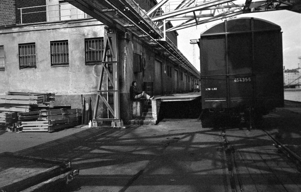 Jätkäsaarenlaituri, keskellä tavaravaunu.