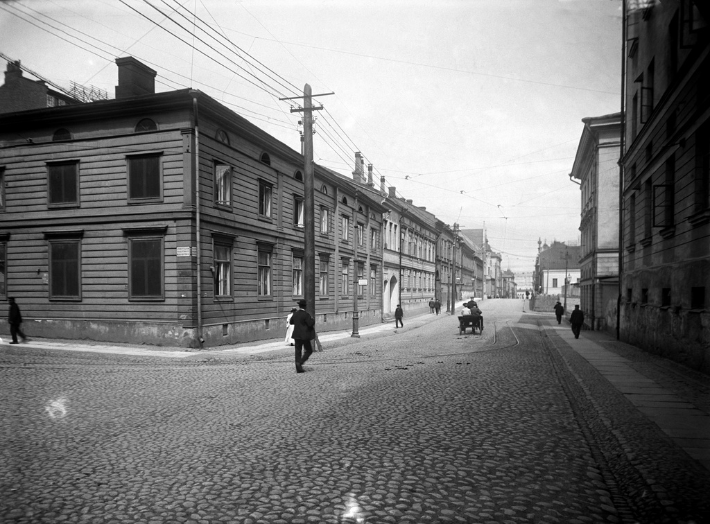 Kasarmikatu 30, 32.  Pieni Roobertinkatu 1.
