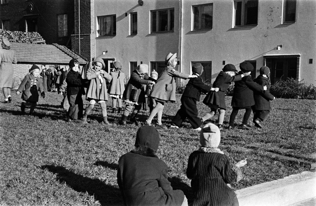 Elannon päiväkodin lapsia päiväkodin pihalla