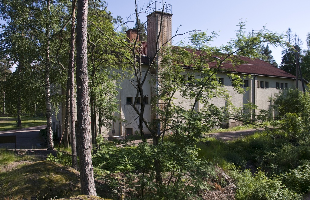 Karhusaari, Kuntokallion kurssikeskus, Kuntokalliontie 6. Päärakenus takaapäin