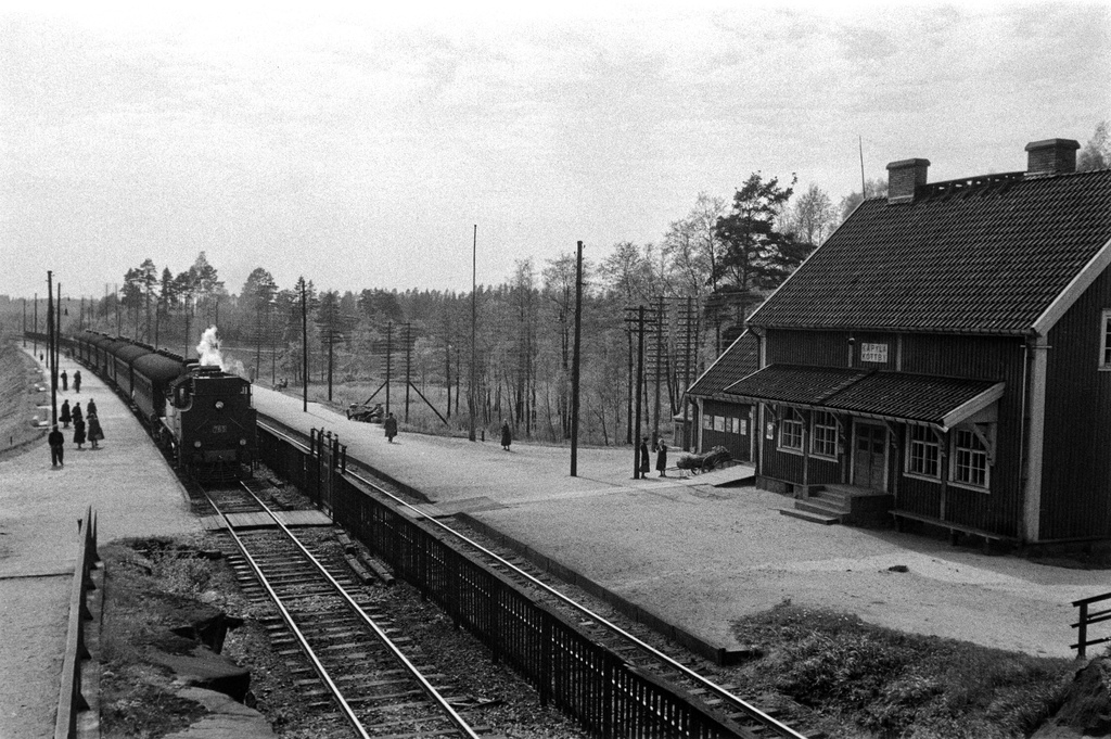 Juna saapumassa Käpylän asemalle.