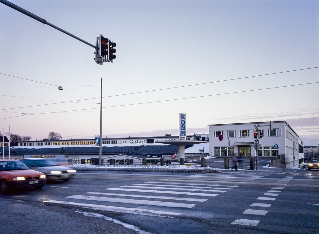 Sturenkatu 21 - Teollisuuskatu 5 - Roineentie 10. Kone OY. Siipirakennuksen yläkerrassa toimii posti 00510 Helsinki. Rakennus on entinen Oy Volvo Auto Ab:n autoliikkeen toimisto- ja varastorakennusrakennus