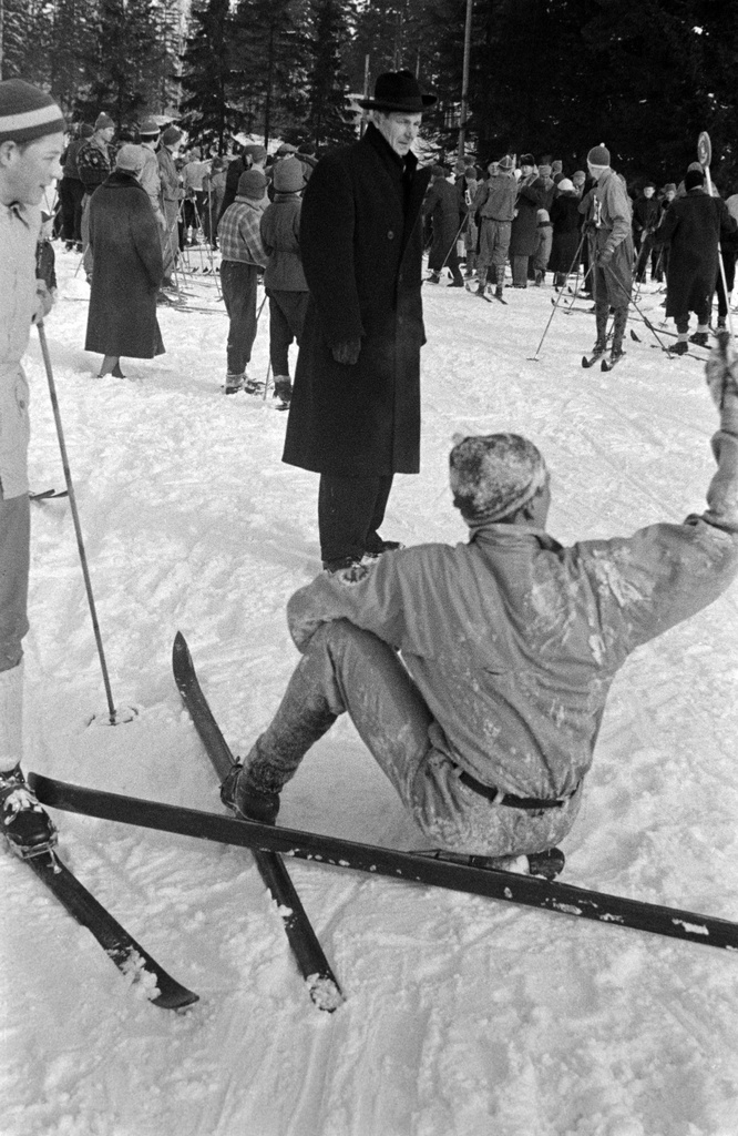 Hiihtokilpailut Ruskeasuon liikuntapuistossa / Keskuspuistossa, hiihtäjiä ja yleisöä.