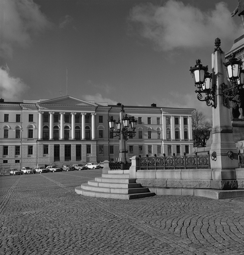 Helsingin yliopiston päärakennus ja Senaatintori