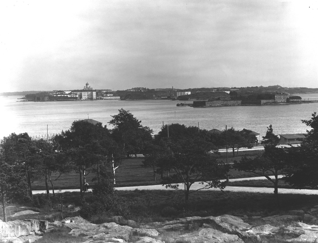 Kaivopuiston kaakkoisrantaa, taustalla Suomenlinna.