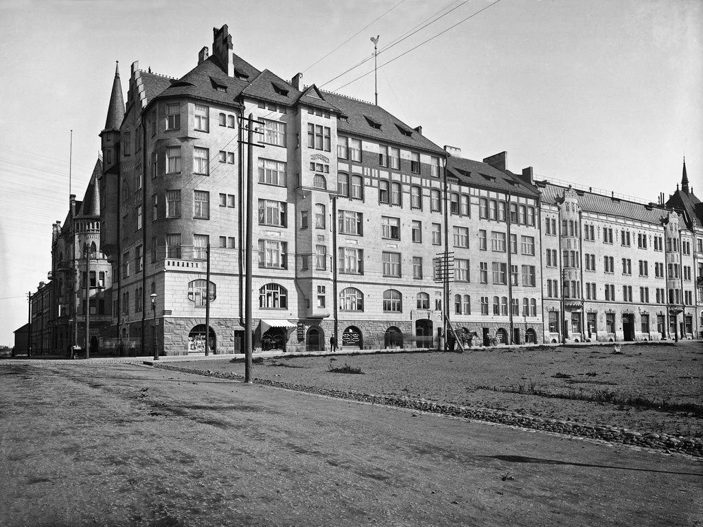 Kruunuvuorenkatu 1, 3. Satamakatu 5, 7.