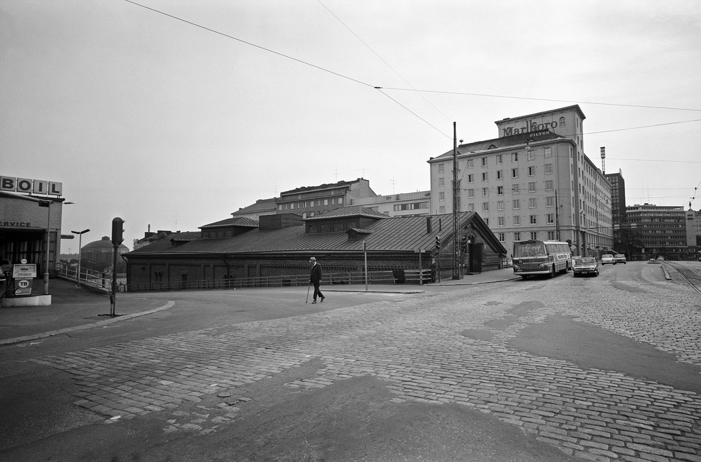 Hämeentie 39 - Lautatarhankatu -  Hämeentie 37. Mies ylitää suojatietä, linja-auto nro 75.