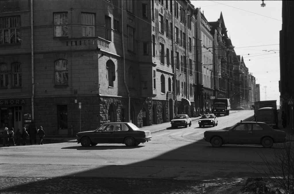 Kruunuvuorenkatu 1. Näkymä Kruunuvuorenkadulle Satamakadun suunnalta maaliskuun valossa.