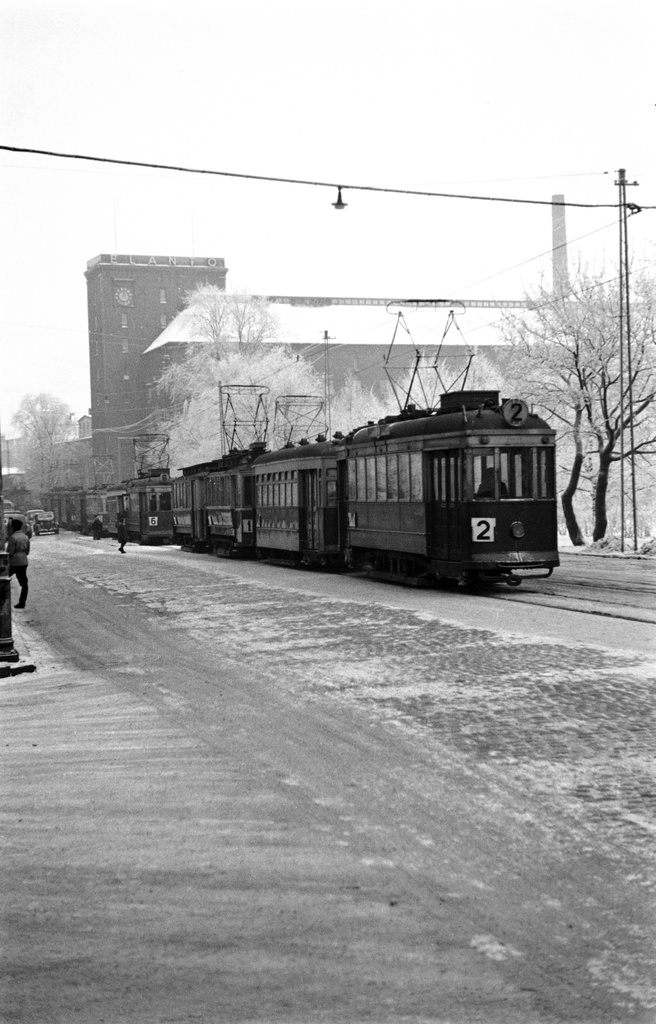 Raitiovaunuja jonossa Hämeentiellä Haapaniemen kentän (Väinö Tannerin kentän) kohdalla