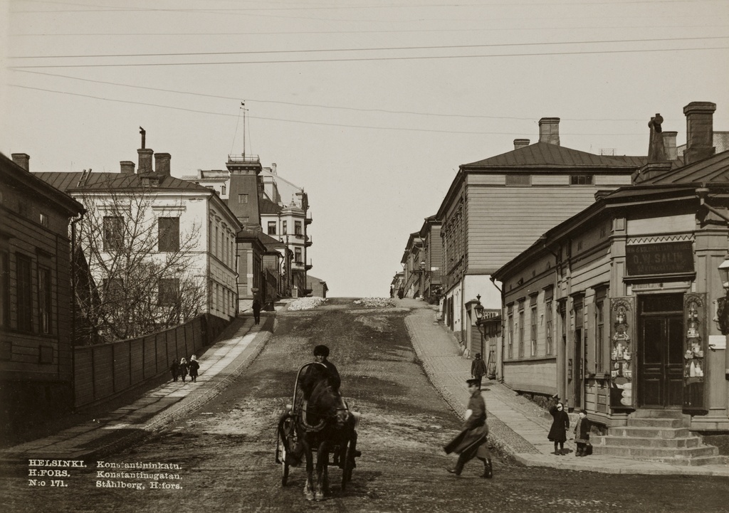 Konstantininkatu 5, 7 (oikealla) ja 10, 12 ja 14 (vasemmalla), (nyk. Meritullinkatu)