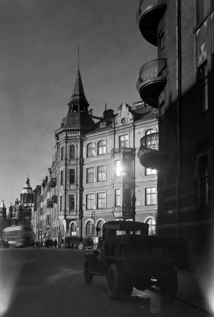 Kruunuvuorenkatu 5, Kauppiaankatu 1. Taustalla Uspenskin katedraali.