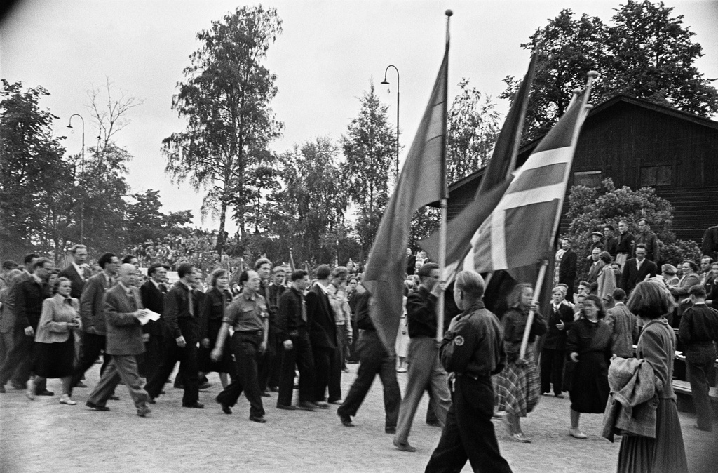 Rauhanmarssi Hakasalmen puistossa.