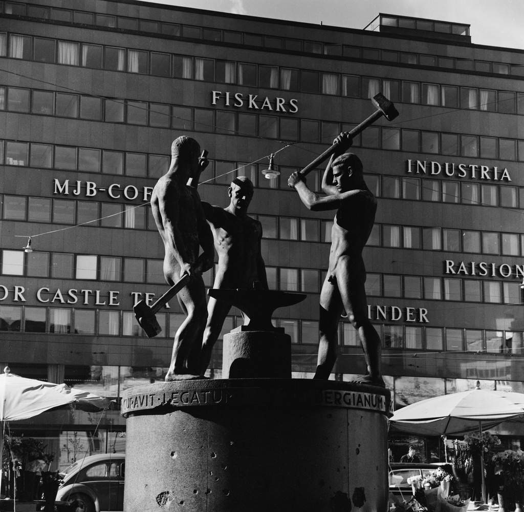Kolmen sepän patsas, kuvanveistäjä Felix Nylund 1932. Taustalla Mannerheimintie 14.
