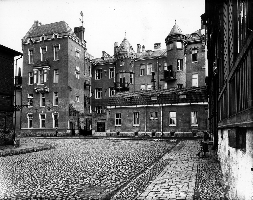 Yrjönkatu 28. Arkkitehdit Polon ja Wasastjerna, valmistunut 1904.