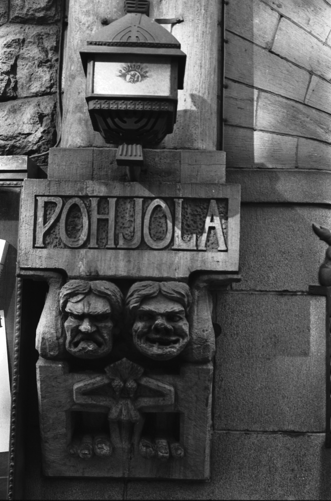 Aleksanterinkatu 44. Arkkitehtitoimisto Gesellius, Lindgren & Saarisen suunnitteleman Pohjolan talon pääsisäänkäyntiä reunustavia suomalaisen kansantaruston hahmoja rakennuksen julkisivussa. Taiteilija Hilda Flodin toteutti pääportaalia koristavat vuolukiviveistokset.