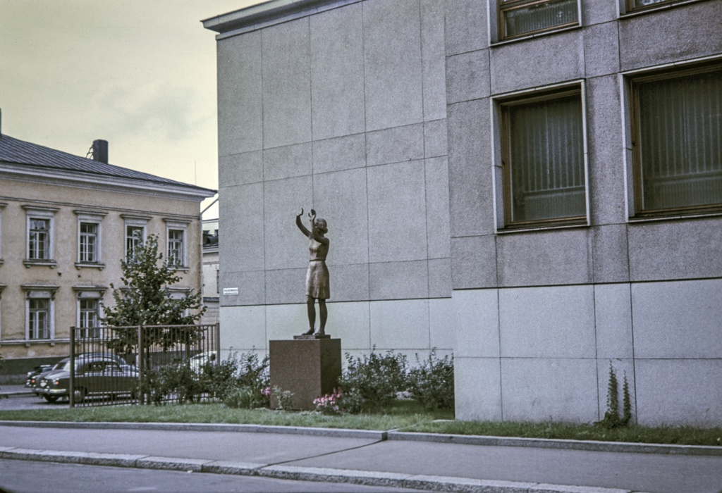 Rauhankatu 19. - Unioninkatu 33. 1954 valmistunut Suomen Pankin (entinen) setelipaino, jonka edessä Suomen Pankin tilaama 1956 valmistunut Wäinö Aaltosen veistos Sarastus. Taustalla vasemmalla Unioninkatu 38.