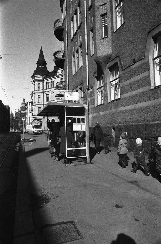 Kruunuvuorenkatu. Vironniemen päiväkodin lapsia kävelemässä Kruunuvuorenkadulla. Näkymä Kruunuvuorenkatu 7:n edestä luoteeseen Uspenskin katedraalin suuntaan. Etualalla raitiovaunupysäkki.