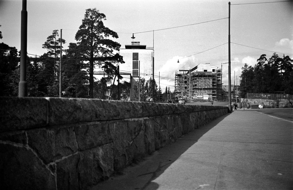 Näkymä Messeniuksenkadulta kohti Topeliuksenkatua ja Haartmaninkatua. HYKS Naistenklinikka ja rakenteilla oleva Työterveyslaitoksen talo, joka valmistui keväällä 1951.