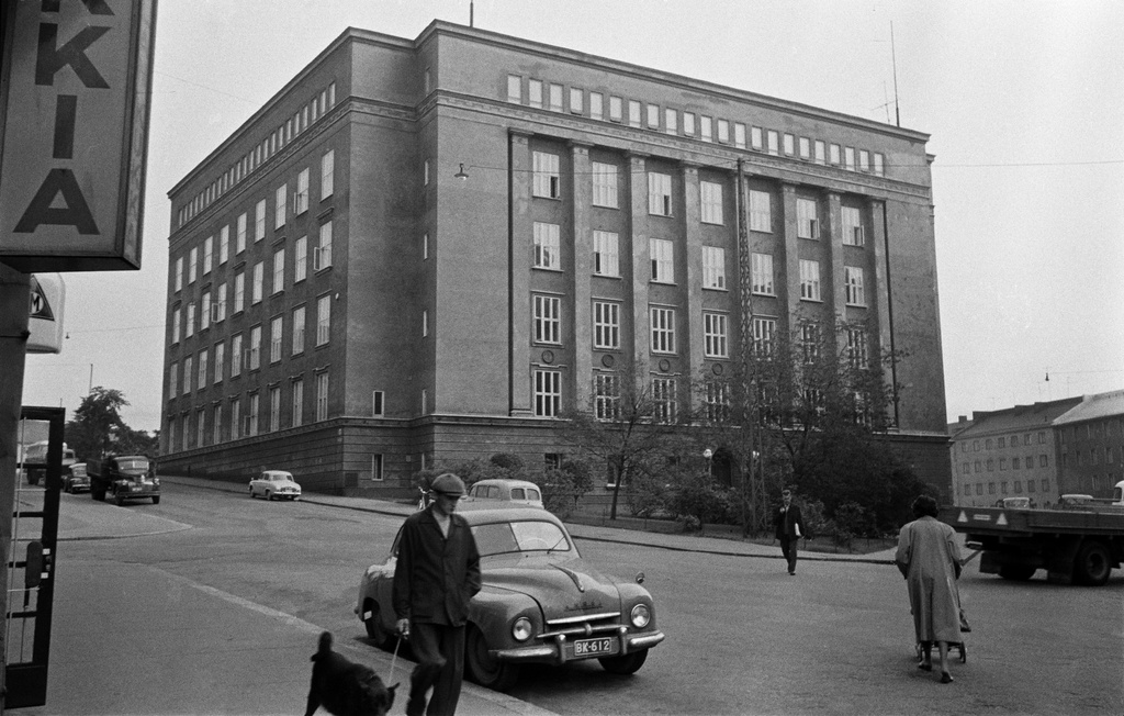 Katunäkymä, keskellä Helsingin teknillinen oppilaitos (Agricolankatu 3-1).