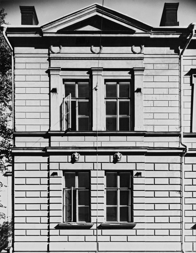 Mariankatu 11. Kruunuhaan keskikoulu Arkkitehti A. H. Dalström, valmistumisvuosi 1877.