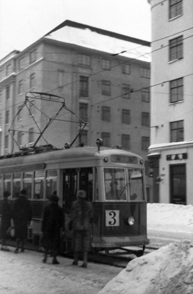 Linja 3:n raitiovaunu pysäkillä ns.Sipoon kirkon kohdalla, Läntinen Viertotie 50 (nyk.Mannerheimintie 76.) Taustalla Läntinen Viertotie 21, 19 (Mannerheimintie 29, 27.)