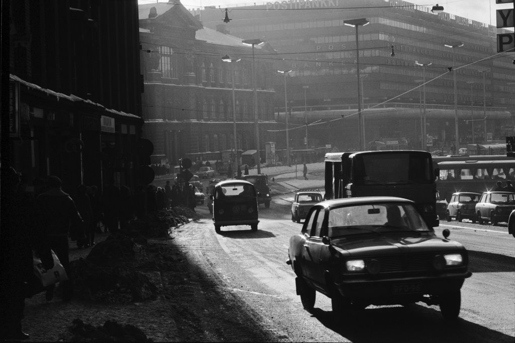 Kluuvi, Kaisaniemenkatu. Autoja, lähimpänä Vauxhall Viva,  ja jalankulkijoita Kaisaniemenkadun alkupäässä. Utuinen näkymä Kaivokadun suuntaan. Taustalla Ateneum ja Makkaratalo.