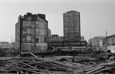 Fredrikinkatu 44. Purettava kerrostalo, entinen Turun kasarmin kasarmirakennus Fredrikinkadulla Runeberginkadun kulmassa. Taustalla Autotalo (nyk. Salomonkatu 17). Näkymä Kampintorin suunnalta luoteeseen.  duplicate photo