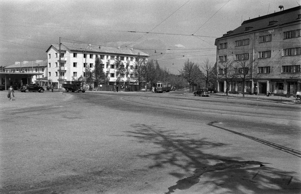 Käpylänaukio. Pohjolankadun, Mäkelänkadun ja Peräpohjolantien (Vaakalinnuntien) risteys. Vasemmalla huoltoasema ja Pohjolankatu 2. Oikealla Pohjolankatu 1. - Mäkelänkatu 99.