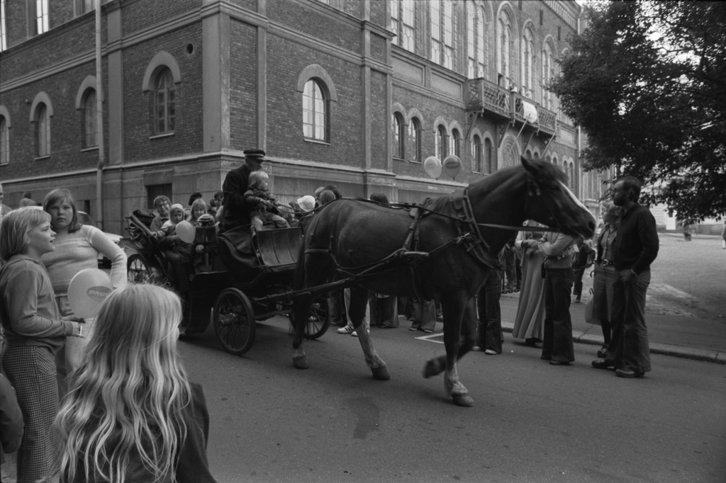 Ritarikatu 1. Ihmisiä vossikan ympärillä Ritarihuoneen kulmalla odottamassa vuoroaan ajelulle Kruununhaan asukasyhdistyksen järjestämässä juhlassa Helsinki-päivänä 12.6.1975.