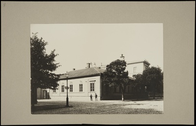 Annankatu 14 - Bulevardi 16, Helsingin ruotsalais-suomalaisen seurakunnan pastorinkanslia. Tontille valmistunut 1915 Valter Jungin suunnittelema kivitalo, jossa nykyään Helsingin tuomiokirkkoseurakunnan kirkkoherranvirasto. Talon kulmalla jalkakäytävällä kaksi poikaa.  duplicate photo