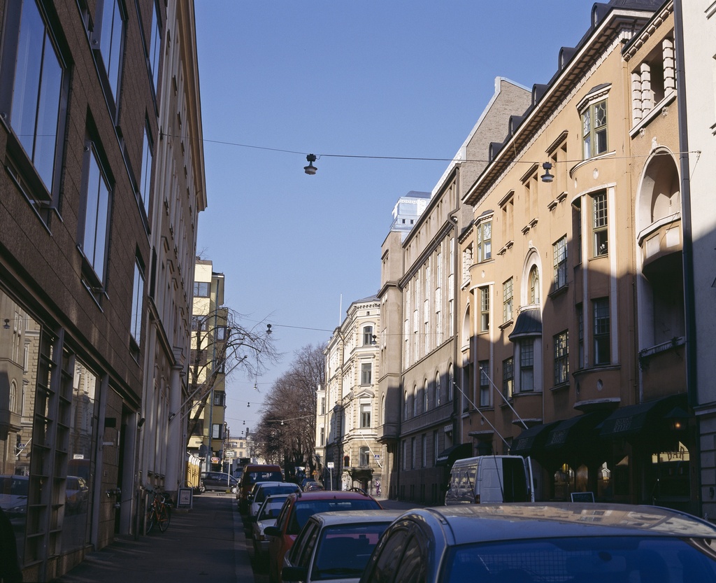 Kirkkokatu 5, 7, 9. Vasemmalla kulma Kirkkokatu 6:sta.