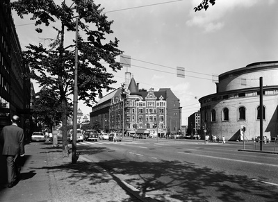 Mannerheimintie 1 - Pohjoisesplanadi 41. Nk Argoksen talo, Wulffin kulma. Talon suunnitteli arkkitehtitoimisto Grahn, Hedman & Wasastjerna. Julkisivun piirsi arkkitehti John Settergren. Valmistumisvuosi 1897. Talon sisustukset purettiin 1987, julkisivu säilytettiin. Vasemmalla Ruotsalainen teatteri.  duplicate photo