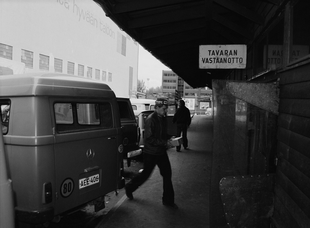 Kamppi, linja-autoasema. Lähtevän rahtitavaran asema, Jaakonkatu 5. Syyskuu 1977.