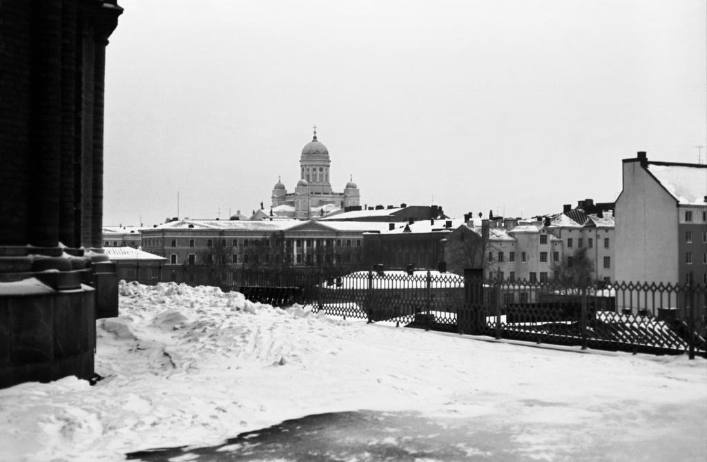 Tuomiokirkko ja Valtioneuvoston rakennus Uspenskin katedraalin tasanteelta kuvattuna. Talvi, lunta maassa.