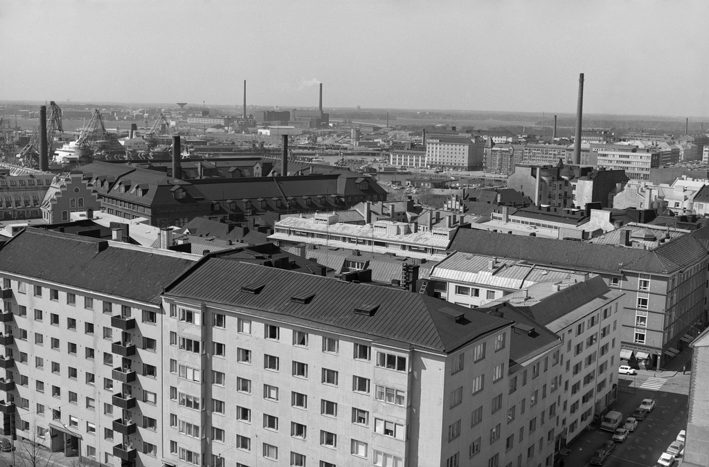Panoraama Agricolan kirkon tornista länteen. Etualalla Sepänkatu 17, keskellä Pursimiehienkatu 31-29. Taustalla Hietalahdenranta.