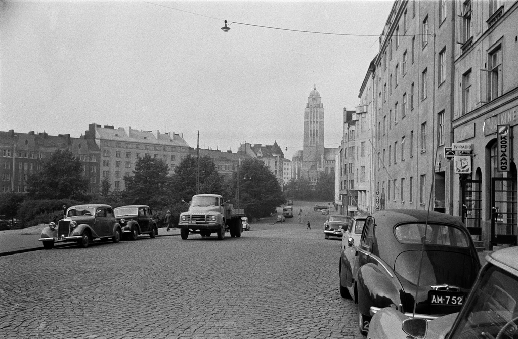 Katunäkymä, oikealla Agricolankatu 5, 7, 9, vasemmalla Karhupuisto ja Viidennen linjan  kerrostaloja, taustalla Kallion kirkko.
