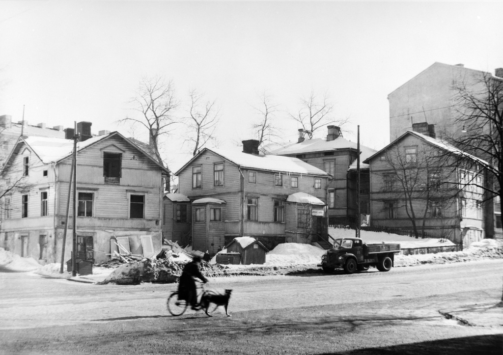 Näkymä Hämeentien ja Saarenkadun risteyksestä, Hämeentie 83 ja 81. Kulmataloa puretaan.