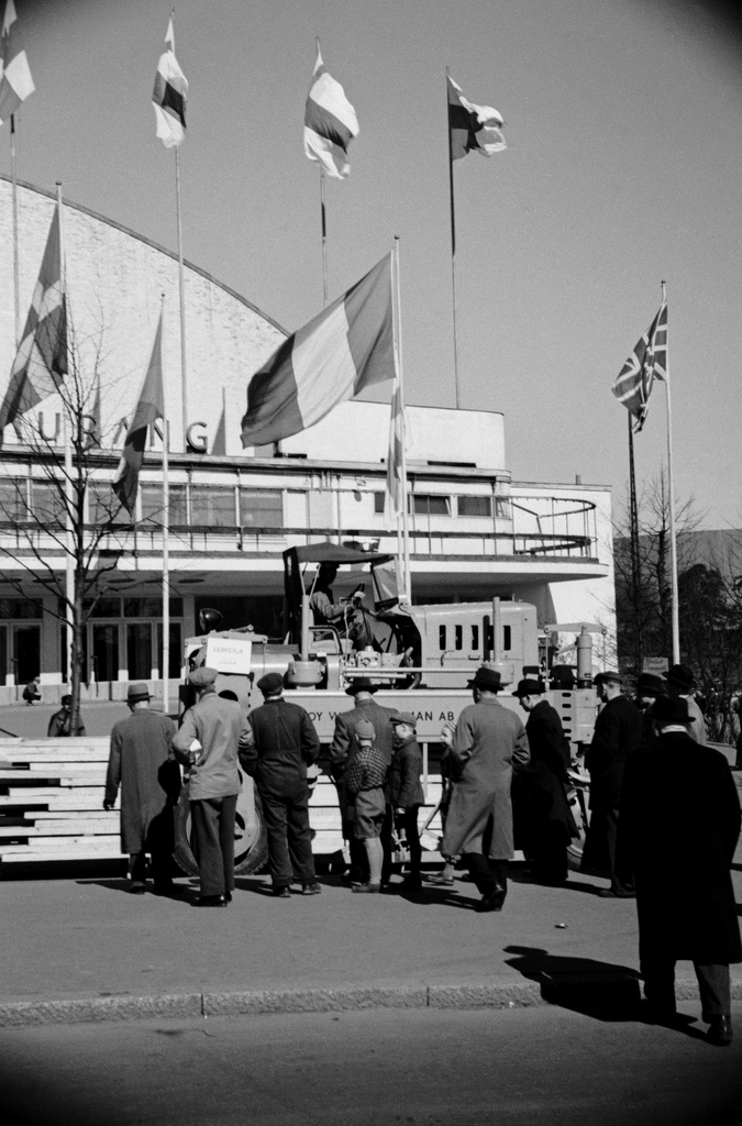 Kevätmessut 17.-25.4.1948. Valtion Metallitehtaiden (VMT, myöh. Valmet Oy) valmistama Oy Wilh. Schauman Ab:n tunnuksella varustettu laudankuljetusauto Lukki. Miehiä ja poikia katselemassa laitetta.