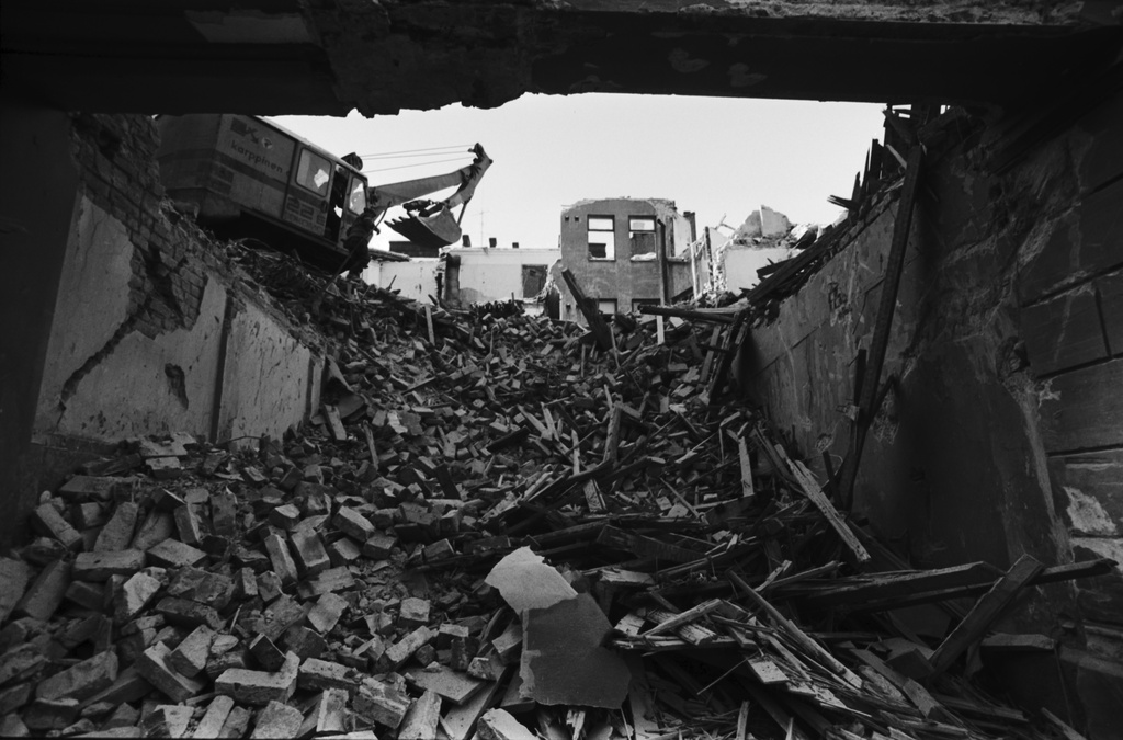 Kaartinkaupunki Fabianinkatu 8 Fabianinkatu 8:n kerrostalon purkutyöt käynnissä.