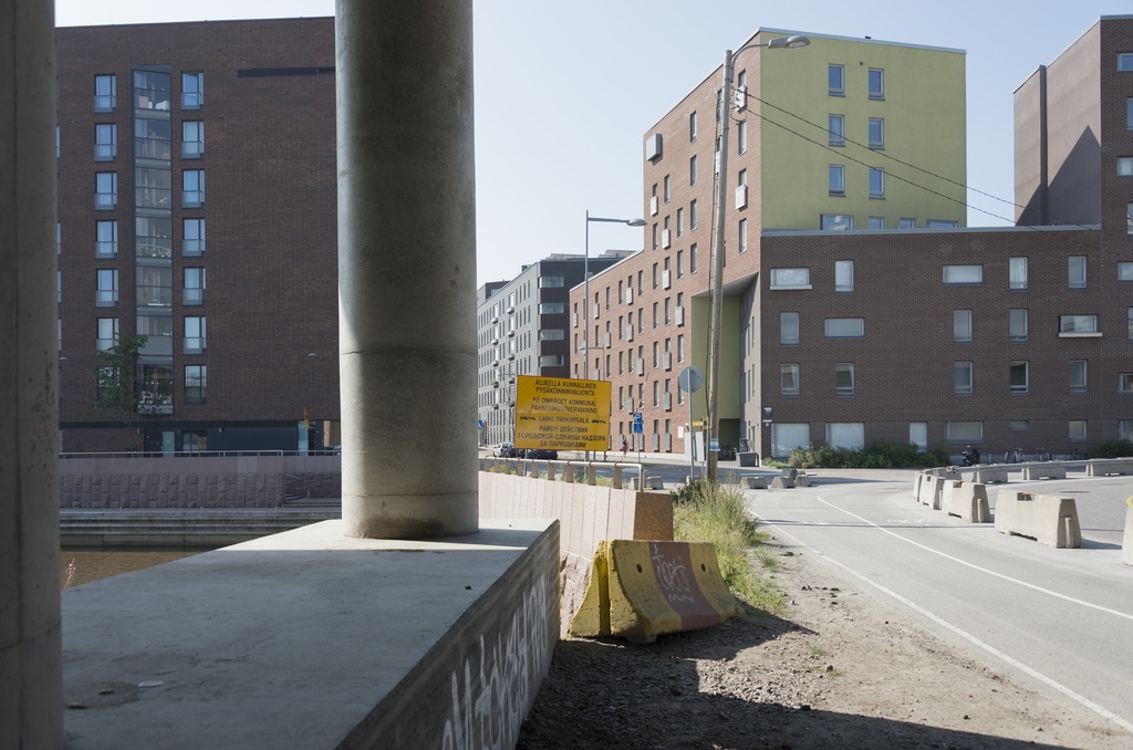 Kalasataman dokumentointi. Kalasataman uutta rakennuskantaa Kulosaaren sillan alta nähtynä. Capellan puistotie 10, 8. Sörnäistenlaituri 1.