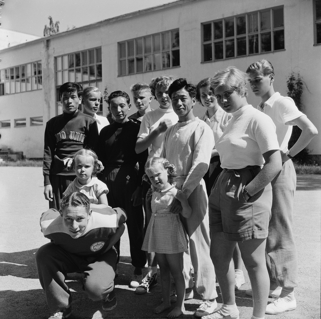 Helsingin olympialaiset 1952. Japanilaiset maratoonarit poseeraavat suomalaisten kanssa Vierumäen urheiluopistolla.