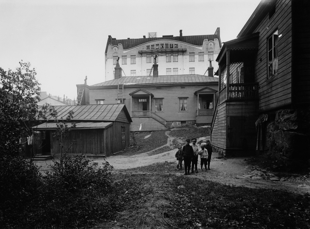 Mariankatu 22 piha, taustalla Mariankatu 19.