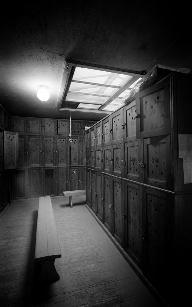 Helsingin yliopiston voimistelulaitoksen pukuhuone, Kasarmikatu 24. (ollut Tieteellisten seurojen talo, nyk. Suomen rakennustaiteen museo).
