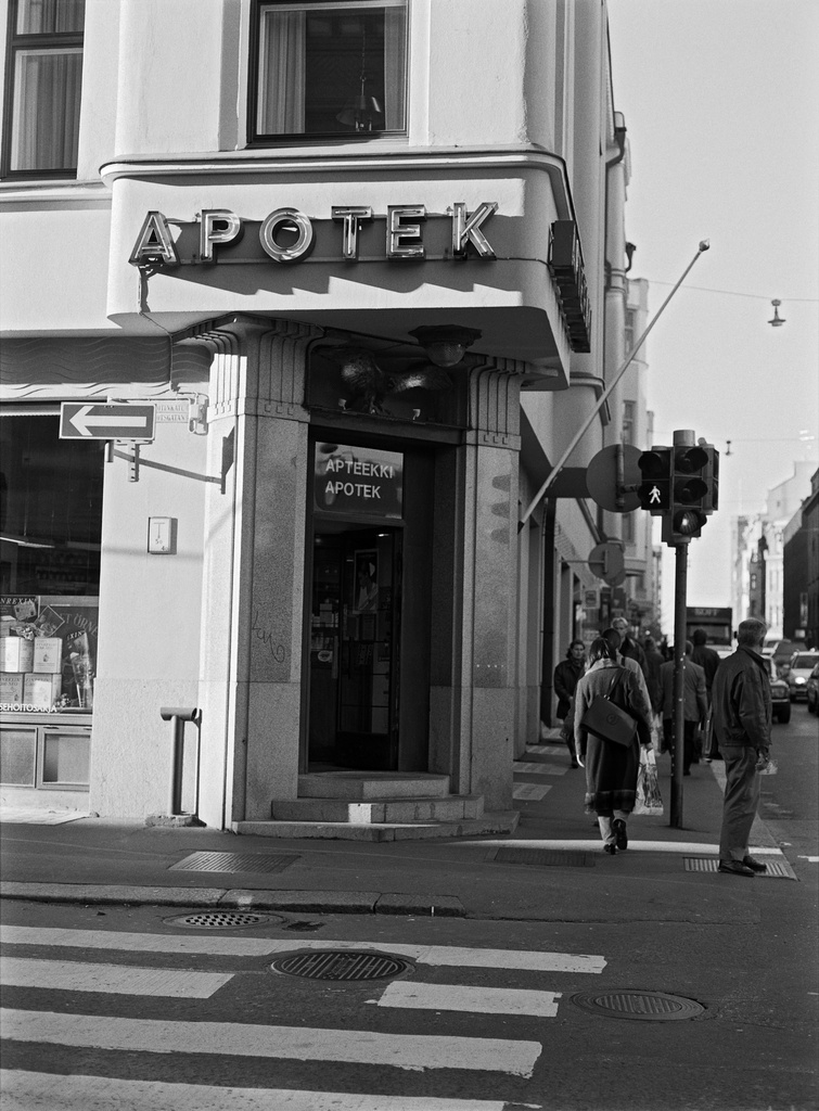 Kotka-Apteekin dokumentointi. Lönnrotinkatu 9:ssä Albert Nybergin 1908-10 suunnittelemassa myöhäisjugendia edustavassa talossa sijaitseva kulmahuoneiston apteekki.  Apteekin interiöörin suojelusta käytiin pitkällinen kiista vuosina 1996 - 2004. Korkein hallinto-oikeus hylkäsi suojelupäätöksen.