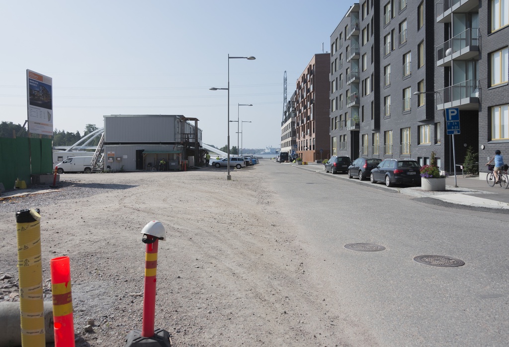Kalasataman dokumentointi, Capellan puistotie, Kalasataman uutta rakennuskantaa. Taustalla Isoisän silta ja Katajanokka.