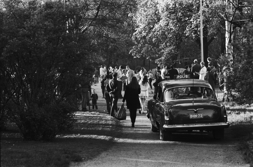 Kaisaniemenpuisto. Poliisiauto puistokäytävällä Vietnamin sodan vastaisessa mielenosoituksessa Kaisaniemenpuistossa. Poliisiajoneuvo oikealla on Volga GAZ-21.