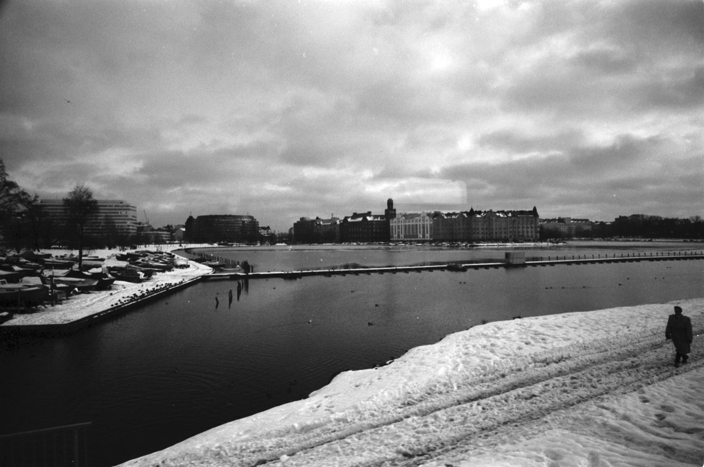 Kallio Siltasaari. Luminen näkymä junan ikkunasta kaakkoon yli Eläintarhanlahden. Vasemmalla Tokoinrantaa, oikealla Siltasaarenkärki.