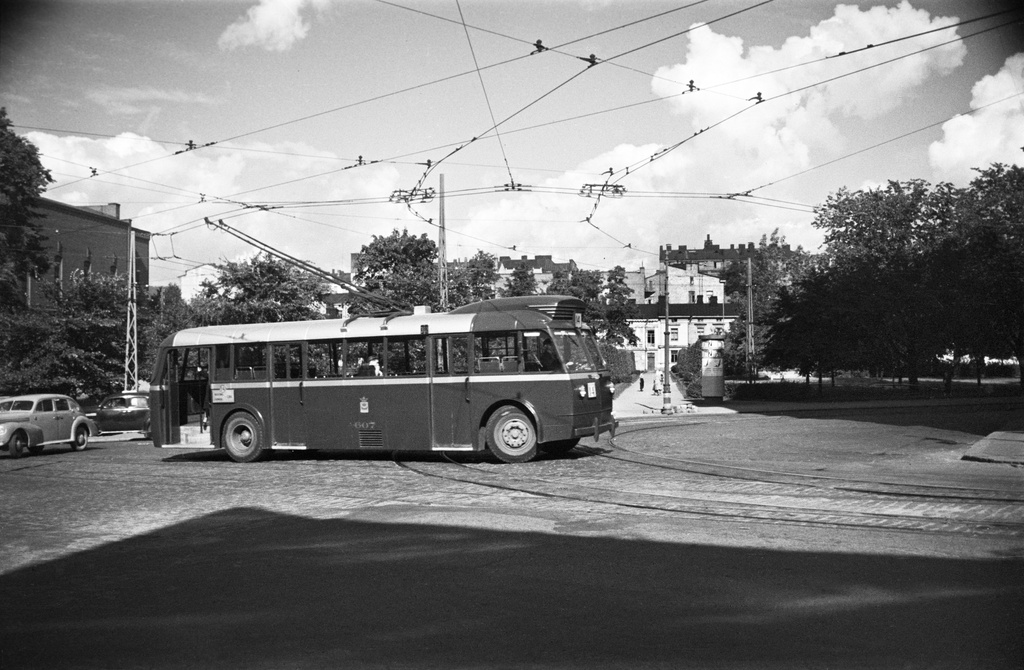 Katunäkymä Punavuoresta. Tehtaankatu 23. Vasemmalla Mikael Agricolan kirkko. Rollikka eli johdinauto ylittää katua. Oikealla Tehtaanpuisto.