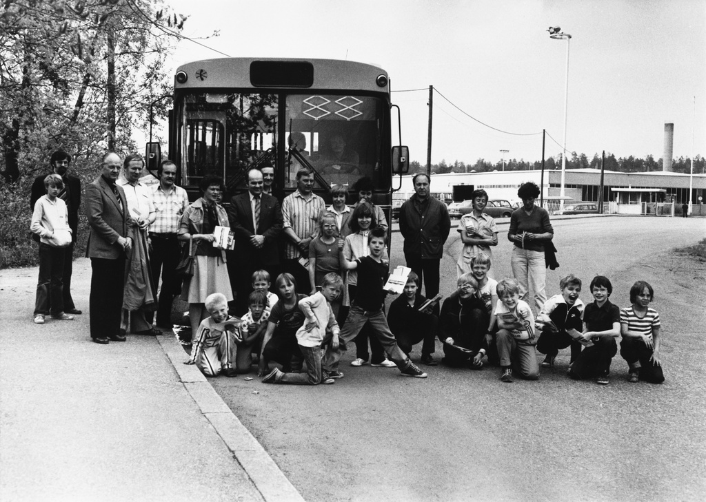 Luokkaretkeläisiä tutustumassa Helsingin kaupungin liikennelaitoksen Ruskeasuon varikkoalueeseen.